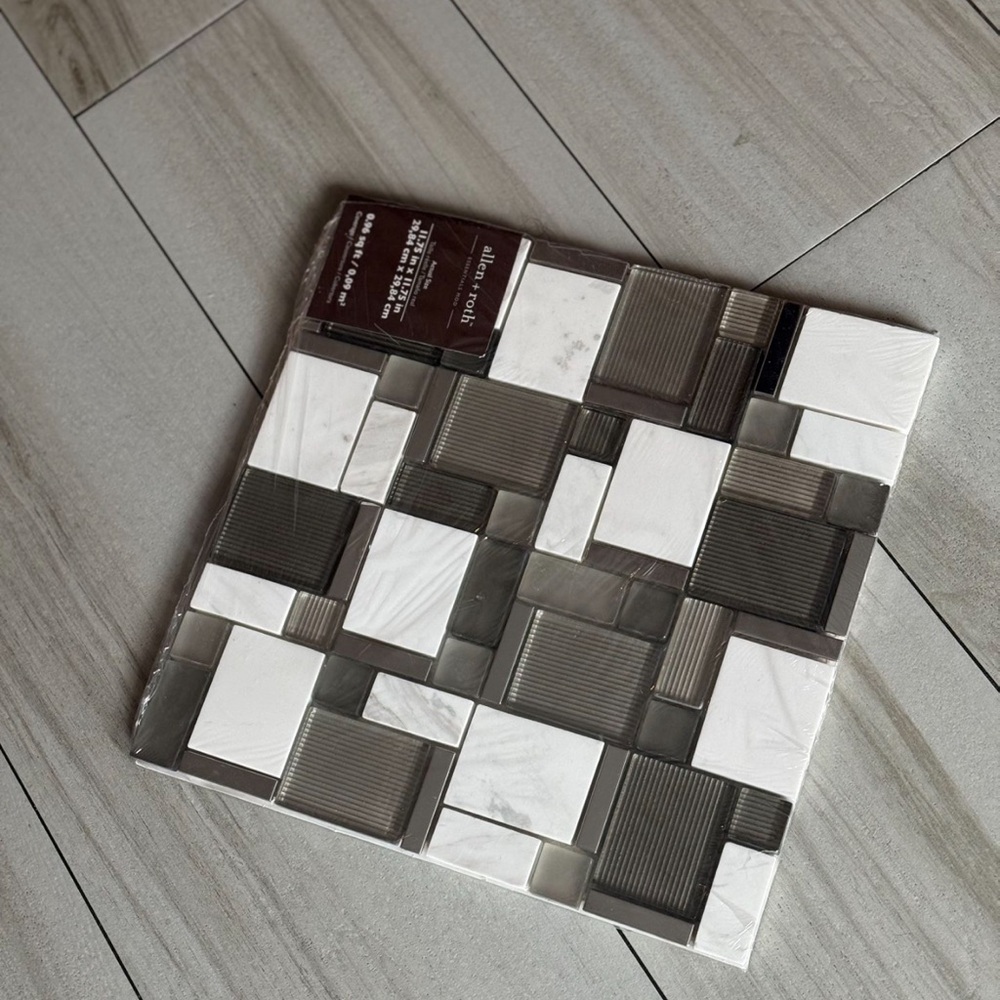 Modern Mosaic Tile in Gray and White